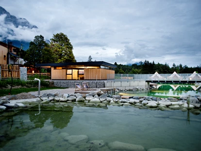 Luxuscamping - Lagerfeuerplatz - Österreich - Gesamtansicht mit Schwimmteich, Sanitärhäusern und Gasthaus - Camping Gerhardhof