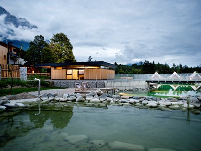 Luxuscamping - Tiroler Oberland - Gesamtansicht mit Schwimmteich, Sanitärhäusern und Gasthaus - Camping Gerhardhof