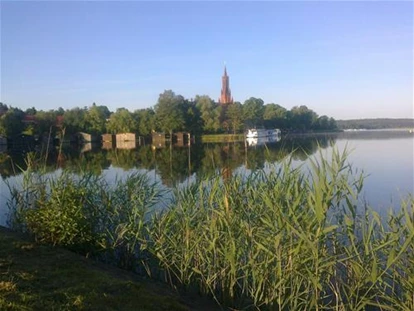 Luxury camping - barrierefreier Zugang ins Wasser - Die Inselstadt Malchow ist nur wenige Minuten mit dem Pkw entfernt und auch gut per Fahrrad zu erreichen - Naturcamping Malchow