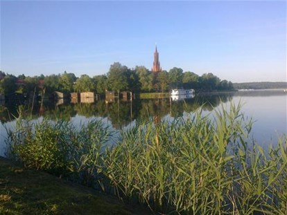 Luxury camping - Spielplatz - Vorpommern - Die Inselstadt Malchow ist nur wenige Minuten mit dem Pkw entfernt und auch gut per Fahrrad zu erreichen - Naturcamping Malchow