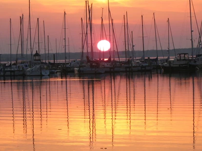 Luxuscamping - Umgebungsschwerpunkt: Strand - Gelting - Sonnenuntergang über der Bucht - Mobilheime direkt an der Ostsee