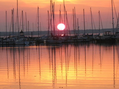 Luxuscamping - barrierefreier Zugang ins Wasser - Ostsee - Sonnenuntergang über der Bucht - Mobilheime direkt an der Ostsee