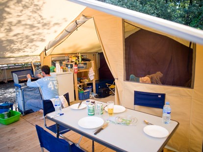 Luxuscamping - Privas - Zelt Toile & Bois Classic IV - Innen  - Camping Huttopia Le Moulin
