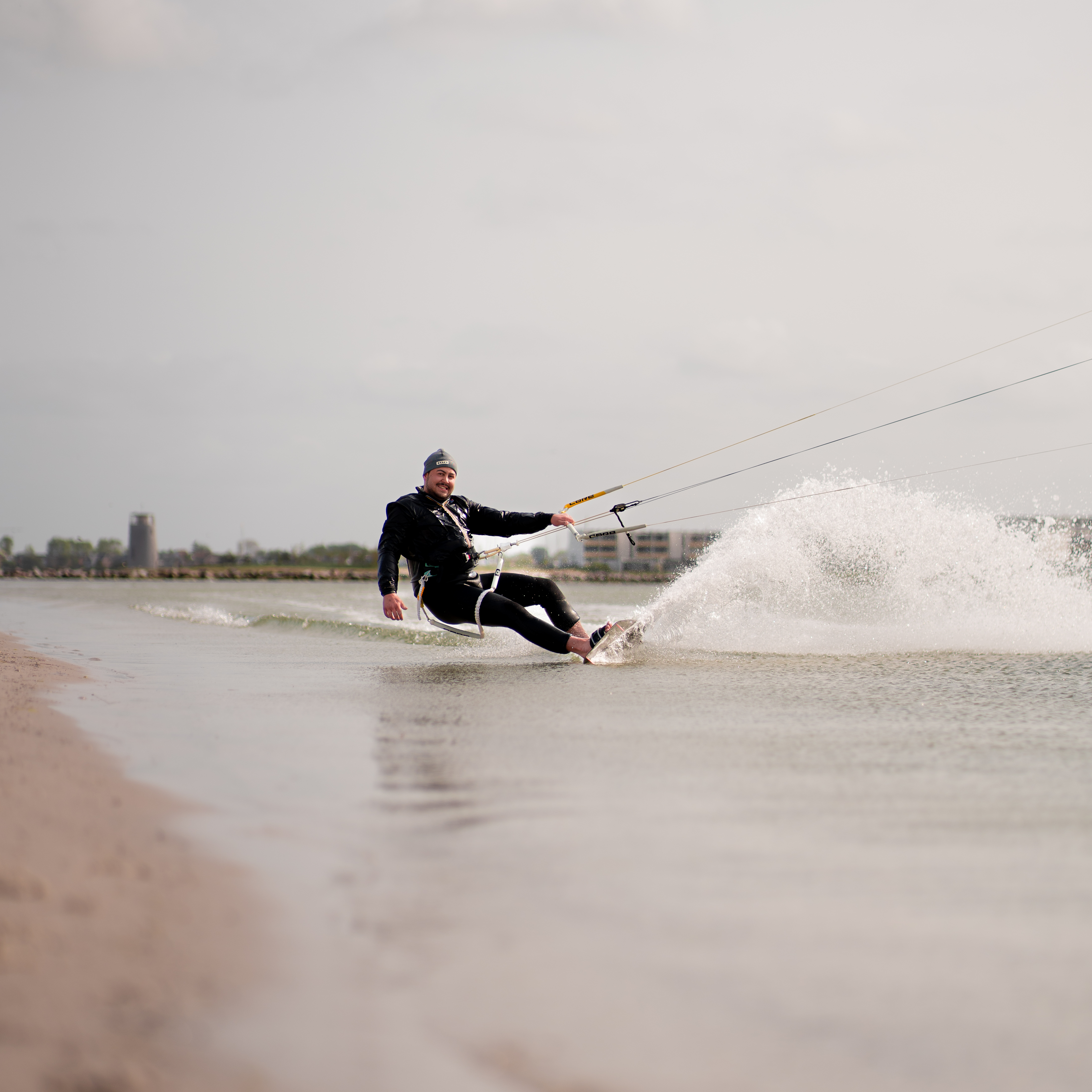 Luxe kamperen - Supermarkt - Surfen, Kiten & SUP an einem der besten Spots Deutschlands. Freut euch auf ein großes Stehrevier welches besonders Anfängerfreundlich ist. Vor dem Campingplatz ist zusätzlich der Wakepark Fehmarn - auch an windschwachen Tagen ist die Zeit auf dem Wasser gesichert! - Camping- und Ferienpark Wulfener Hals
