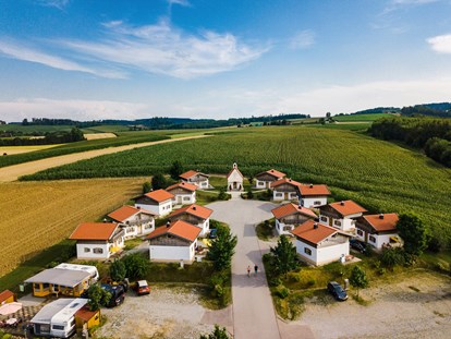 Luxuscamping - Umgebungsschwerpunkt: See - Ferienhäuser Vital DORF - Drohnenaufnahme - Vital CAMP Bayerbach