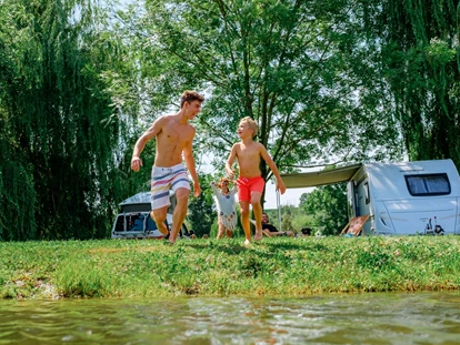 Luxury camping - barrierefreier Zugang ins Wasser - Badeseen im Vital CAMP Bayerbach - Vital CAMP Bayerbach