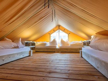 Luxuscamping - Umgebungsschwerpunkt: Fluss - Safarizelte - Schlafbereich - Campingplatz am Treidlerweg
