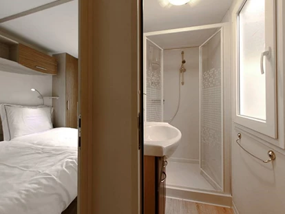 Luxury camping - WLAN - Italy - Badezimmer und Schlafzimmer - Campeggio Barco Reale - Suncamp