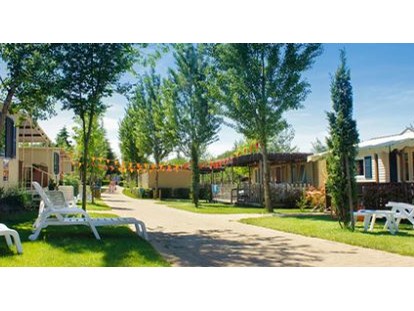 Luxuscamping - Supermarkt - Gardasee - Verona - Glamping auf Camping Family Park Altomincio - Camping Family Park Altomincio - Suncamp