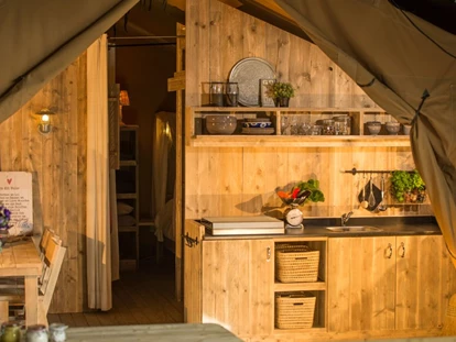 Luxury camping - Fahrradverleih - Adria - Küche im Eingangsbereich - Camping Village Poljana - Suncamp