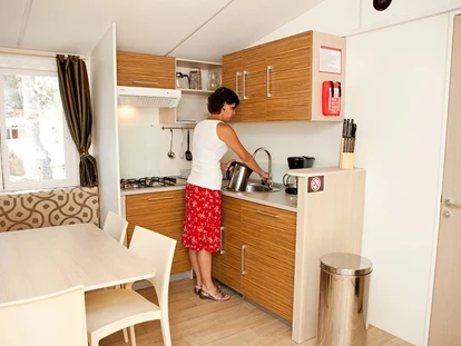 Luxury camping - barrierefreier Zugang ins Wasser - Adria - Küche mit Ausstattung - Zaton Holiday Resort - Suncamp