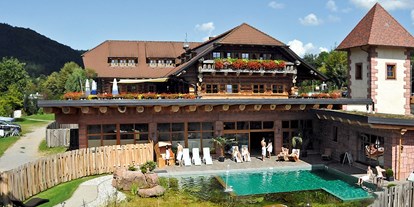 Luxuscamping - Wasserrutsche - Haupthaus Südseite, Aussenanlage Saunabereich mit Naturbadeteich - Schwarzwälder Hof