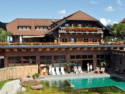 Luxuscamping - Umgebungsschwerpunkt: Berg - Haupthaus Südseite, Aussenanlage Saunabereich mit Naturbadeteich - Schwarzwälder Hof