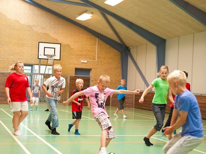 Luxuscamping - Kinderanimation - Dänemark - Spielhalle drinnen mit vielen Aktivitätsmöglichkeiten. - Skiveren Camping