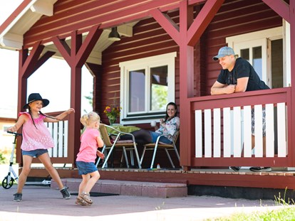 Luxury camping - Kinderanimation - Entspannt im Ferienhäuschen mit überdachter Außenterasse in Blickrichtung Ostsee.  - Ostseecamping Ferienpark Zierow