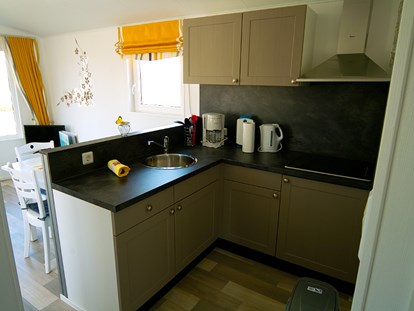 Luxuscamping - FKK - Küche mit Kühlschrank, Ceranfeld und allem was für einen Aufenthalt notwendig ist. - Ostseecamp Seeblick