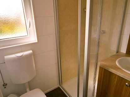 Luxuscamping - Spielplatz - Modernes Bad mit Dusche, WC und Waschgelegenheit. - Ostseecamp Seeblick