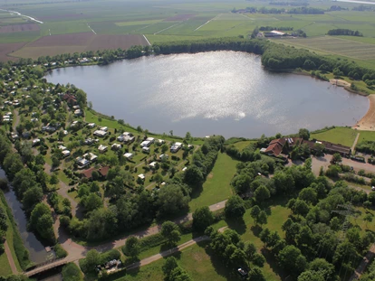 Luxury camping - barrierefreier Zugang ins Wasser - Lower Saxony - Luftaufnahme vom Campingplatz mit Badesee. - Freizeitpark "Am Emsdeich"