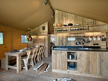 Luxury camping - gut erreichbar mit: Auto - Tyrol - Wohn-, Koch-, und Essbereich Safari-Lodge-Zelt "Rhino"  - Nature Resort Natterer See