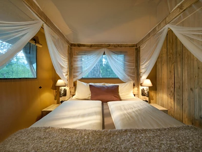 Luxuscamping - Umgebungsschwerpunkt: See - Österreich - Schlafzimmer Safari-Lodge-Zelt "Rhino"  - Nature Resort Natterer See