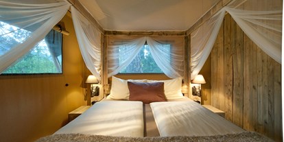 Luxuscamping - Wasserrutsche - Schlafzimmer Safari-Lodge-Zelt "Rhino"  - Nature Resort Natterer See