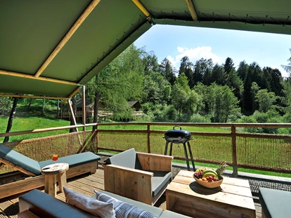 Luxuscamping - gut erreichbar mit: Motorrad - Österreich - Terrasse Safari-Lodge-Zelt "Rhino"  - Nature Resort Natterer See