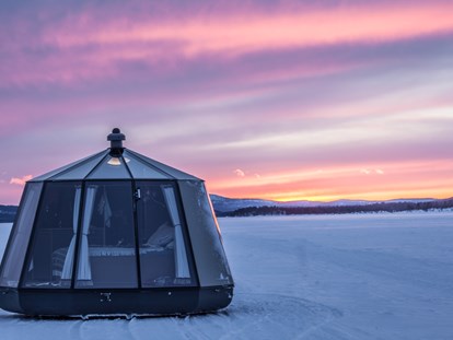 Luxuscamping - Umgebungsschwerpunkt: See - Ein Ferienort mit einer Kulisse welche sich von Stunde zur Stunde verändert. - Laponia Sky Hut