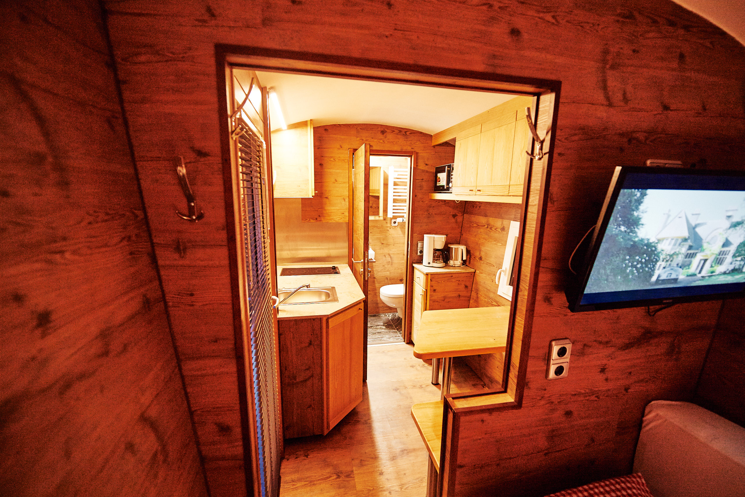 Camping de lujo - Blick in Küche und Bad.. - Handwerkerhof Fränkische Schweiz