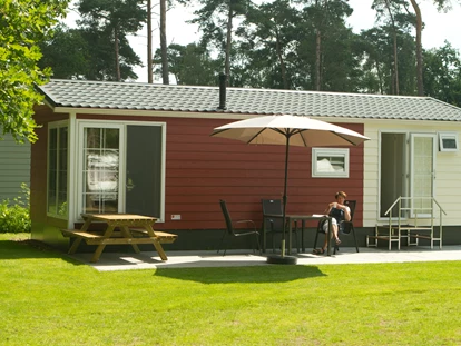 Luxuscamping - Spielplatz - Chalet de Roos mitten im Zentrum des Campingplatzes gelegen - Camping De Kleine Wolf