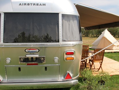 Luxuscamping - Umgebungsschwerpunkt: Strand - Airstream Außenansicht Camping Ca'Savio / Cavallino - Camping Ca' Savio