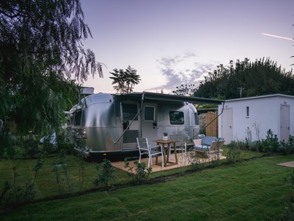 Luxuscamping - Umgebungsschwerpunkt: Strand - Airstream für 2 Personen - Procida Camp & Resort - GOOUTSIDE