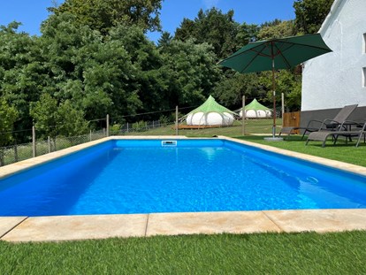 Luxuscamping - Štrigova - Großzügiger Pool, im Hintergrund die Lotus Belle-Zelte - Glamping Vila Trilogy