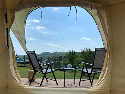 Luxuscamping - Štrigova - 'Zora', ein 5 m langes Lotus Belle-Zelt mit einem Kingsize-Bett, einer privaten Terrasse und einem wunderschönen Blick auf Mađerkin Breg. - Glamping Vila Trilogy