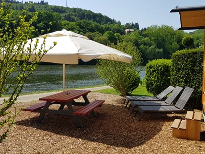 Luxury camping - Umgebungsschwerpunkt: Fluss - Baden-Württemberg - Mit Liegen und großem Sonnenschirm - Fortuna Camping am Neckar