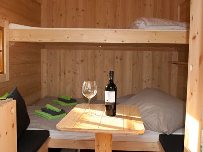 Luxuscamping - Umgebungsschwerpunkt: Therme - Baden-Württemberg - Ein Glas Wein zum entspannen gibt's direkt bei uns im Shop. - Fortuna Camping am Neckar