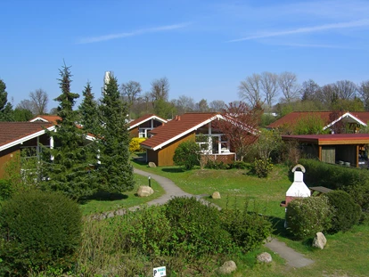 Luxury camping - gut erreichbar mit: Flugzeug - Neustadt in Holstein - Ferienhäuser - Ferienpark AM WALDRAND