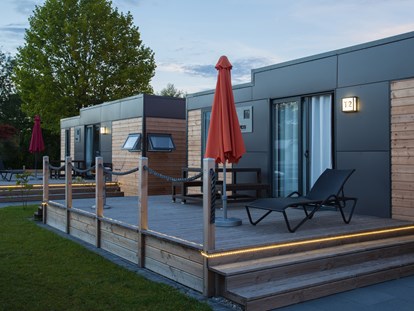 Luxury camping - Umgebungsschwerpunkt: See - TAOS-Bungalow in Abendstimmung - Freizeitcenter Oberrhein