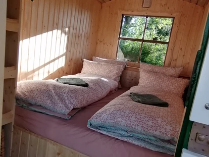 Luxury camping - gut erreichbar mit: Bahn - Hesse - Kohlmeischen, Bett:160x200 cm - Ecolodge Hinterland