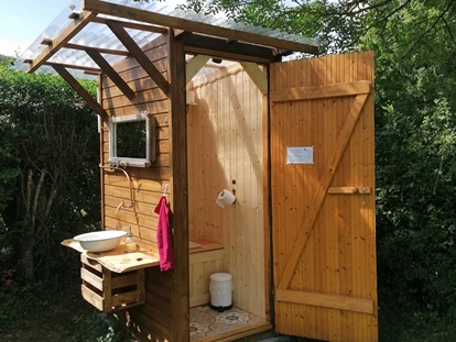 Luxury camping - Lagerfeuerplatz - Hesse - Toilettenhäuschen mit Kompost-Trenntoilette - Ecolodge Hinterland