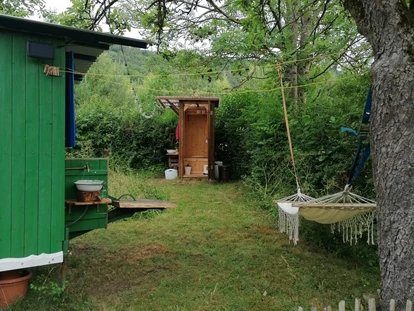 Luxury camping - Lagerfeuerplatz - Hesse - Außenbereich mit Hängematte - Ecolodge Hinterland