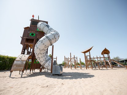 Luxuscamping - Umgebungsschwerpunkt: Meer - Im Ferienpark de Molenhoek können Sie auf den neuesten und modernsten Spielplätzen spielen - Camping De Molenhoek
