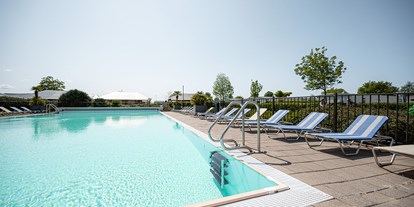 Luxuscamping - Umgebungsschwerpunkt: Meer - Entspannen Sie sich auf einer der Sonnenliegen am Pool - Camping De Molenhoek