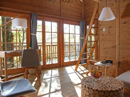 Luxury camping - WLAN - Franken - Baumhaus Lodge, für 1-4 Personen (2 Erw., 2 Kinder), mit Heizung, Duschbad/ WC mit fließendem Wasser, TV-Gerät, WLAN, großer Balkon, Kühlschrank im Gemeinschaftsbereich - Baumhaushotel Seemühle