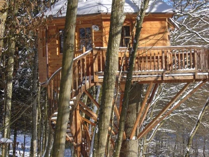 Luxury camping - Lagerfeuerplatz - Franken - Auch im Winter kuschelig: alle Baumhäuser sind beheizbar - Baumhaushotel Seemühle