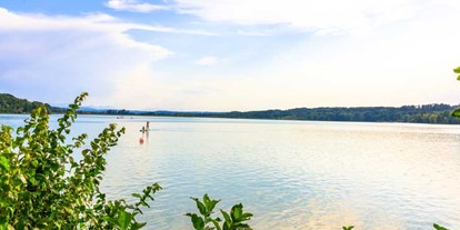 Luxuscamping - Umgebungsschwerpunkt: Strand - Blick auf den See Richtung Alpen am Campingplatz Pilsensee - Pilsensee in Bayern