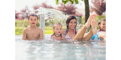 Luxuscamping - Wasserrutsche - Kinderbecken im Freibad - Camping & Ferienpark Orsingen