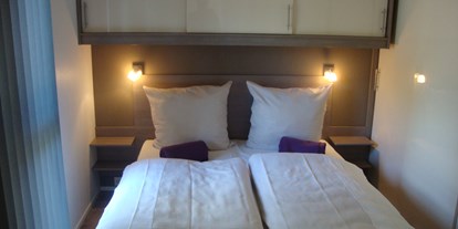 Luxuscamping - Wasserrutsche - Schlafzimmer mit Doppelbett - Kirchzarten / Schwarzwald