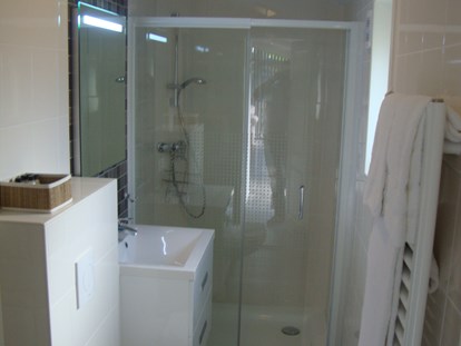 Luxuscamping - WLAN - Badezimmer (gefliest) mit großzügiger Dusche, Waschbecken, WC und Handtuchwärmer - Kirchzarten / Schwarzwald