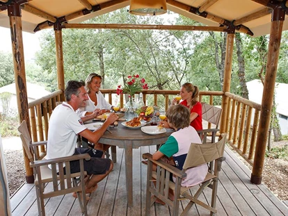 Luxuscamping - Spielplatz - Frühstück auf der Veranda - Italy Camping Village - Suncamp