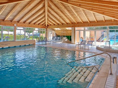Luxuscamping - Swimmingpool - Thermal-Hallenbad in unserer Thermal-Vital-Oase. - Kur- und Feriencamping Holmernhof Dreiquellenbad